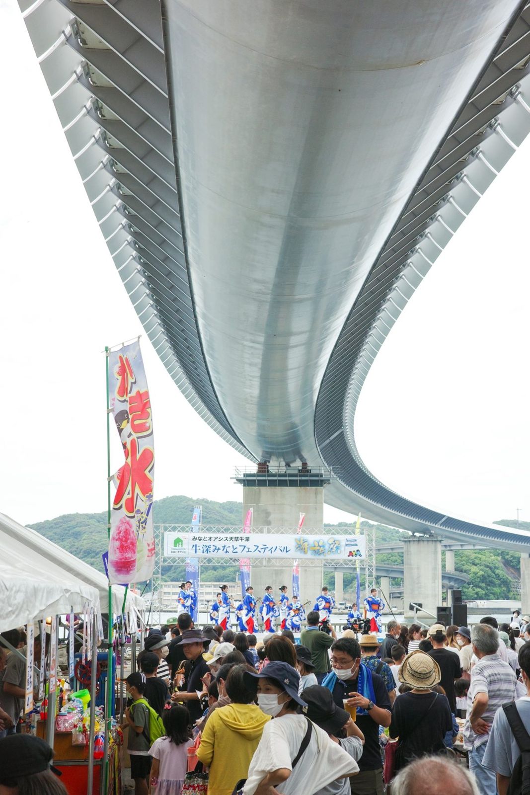 大橋の下のステージと、牛深みなとフェスティバルの人だかり