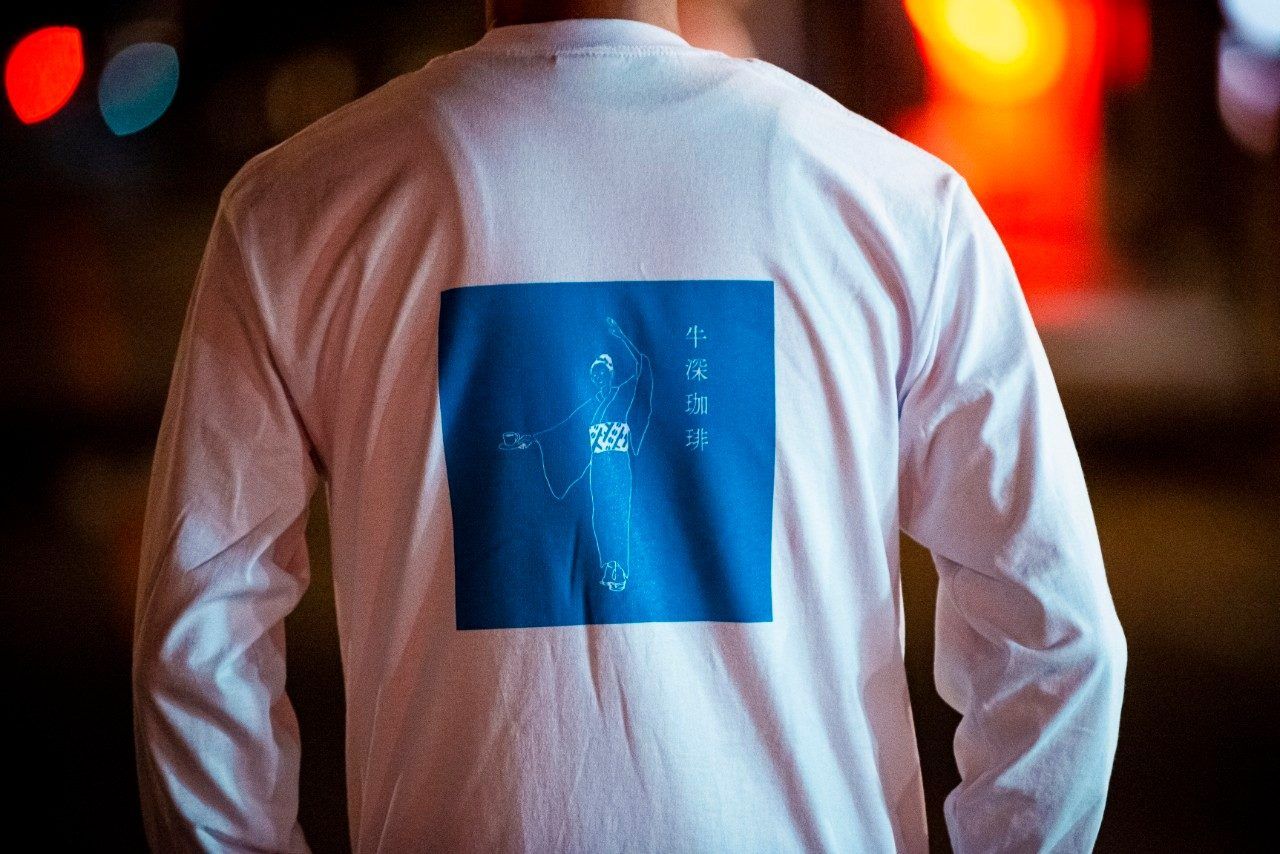 踊り子のスクエアプリントが入った長袖Tシャツ