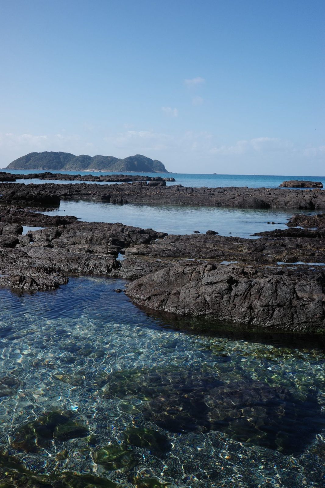 底まで透きとおる茂串の海と沖に浮かぶ島