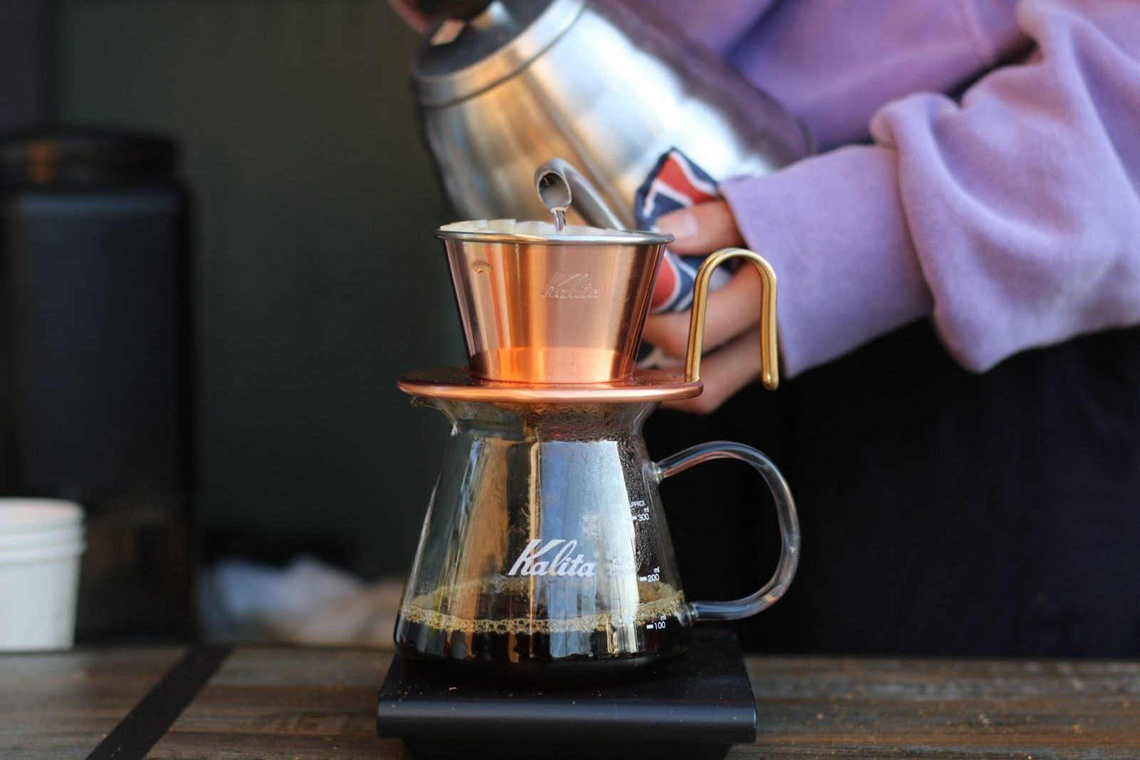 ハンドドリップでコーヒーを淹れる様子